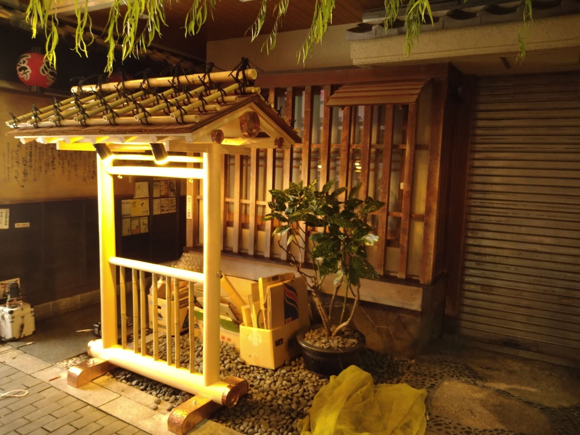 【大阪・難波】看板復元工事 磨き丸太と海部丸太、杉皮・女竹組みの屋根で伝統を継ぐ